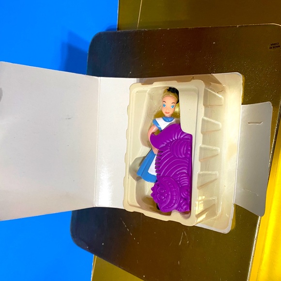 WALT DISNEY 1995 ALICE IN WONDERLAND MCDONALD’S VHS MINI CASE & FIGURINE & COMB - Picture 8 of 9